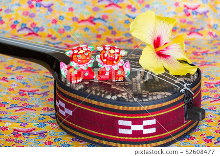 Mincer weave, sanshin, hibiscus and shisa 82608477