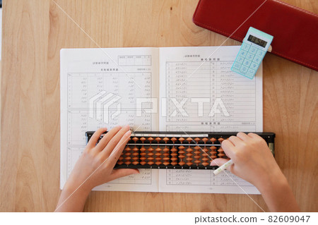 Elementary school students studying abacus 82609047