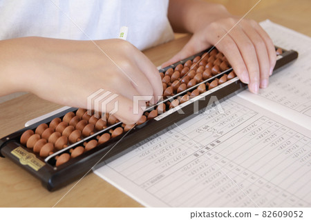 Elementary school students studying abacus 82609052