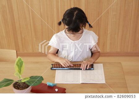學珠算的小學女生 學珠算的小學女生 82609053