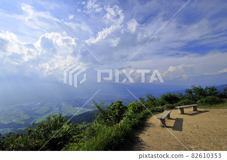 Minami Shinshu Nakagawa Village Jinbagatayama 天空長凳和雲彩和一個可見的小鎮 82610353