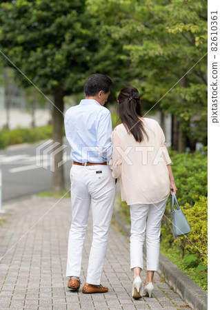 Senior couple walking back view 82610361