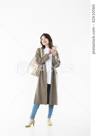 Female smartphone search, whole body, white background, smile 82610560