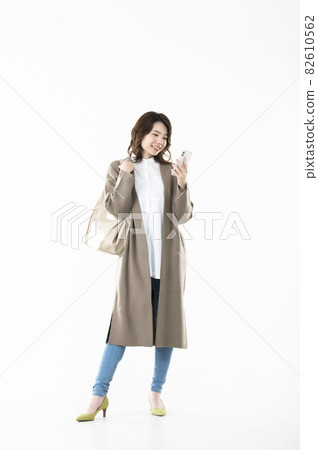 Female smartphone search, whole body, white background, smile 82610562
