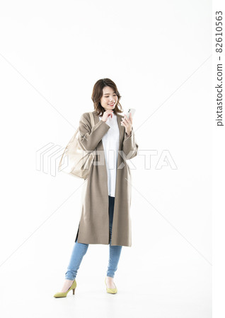 Female smartphone search, whole body, white background, smile Female smartphone search, whole body, white background, smile 82610563