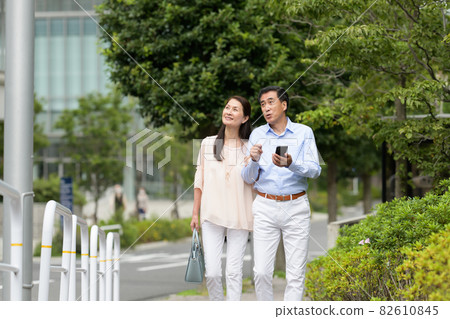 老年夫婦散步約會 82610845