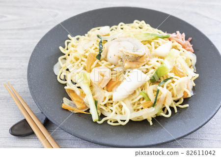 Delicious seafood salted fried noodles 82611042