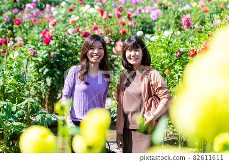 一個帶著微笑旅行的女人的形象 一個帶著微笑旅行的女人的形象 82611611