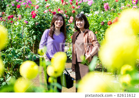 一個帶著微笑旅行的女人的形象 82611612