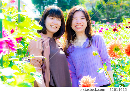 一個帶著微笑旅行的女人的形象 82611613