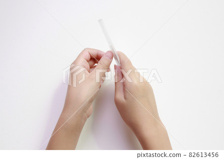 孩子們的手在磨指甲 孩子們的手在磨指甲 82613456