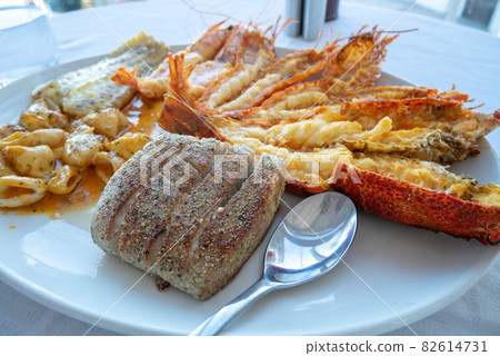Seafood platter containing yellowfin tuna 82614731