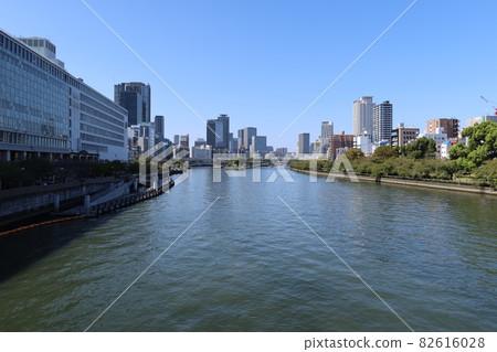 日本的河景：從大阪市的天滿橋看到的大川、天神橋和中之島 82616028