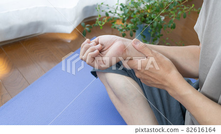 Men counting the pulse 82616164