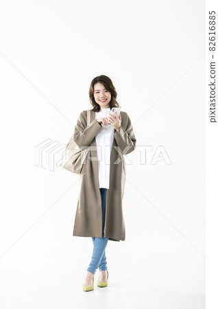 Female smartphone search, whole body, white background, smile, looking at the camera 82616885