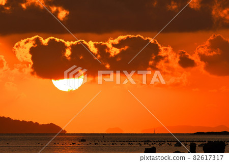 Evening scenery of Kujuku Island 82617317