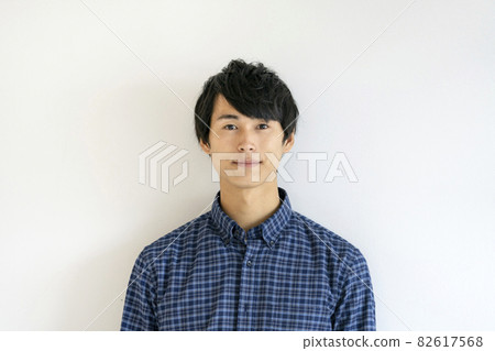 Portrait of a young man looking at the camera 82617568