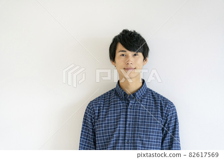 Portrait of a young man looking at the camera 82617569