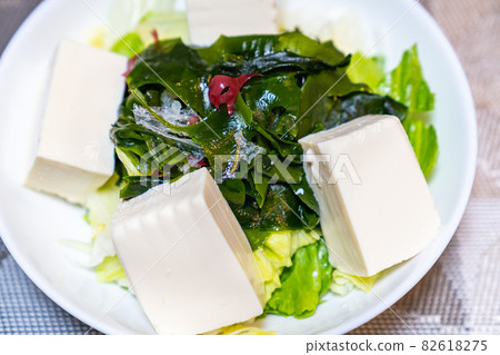 Photo of delicious tofu and seaweed salad Photo of delicious tofu and seaweed salad 82618275