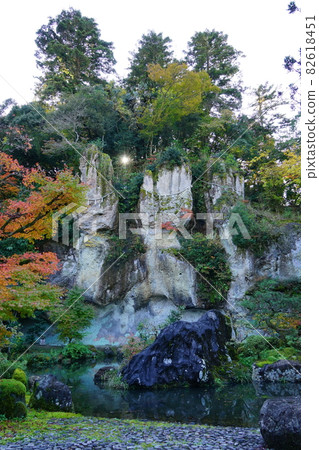 北陸熱門旅遊勝地 Natadera 寺的 Ryumien 的三塊石頭在秋天 北陸熱門旅遊勝地 Natadera 寺的 Ryumien 的三塊石頭在秋天 82618451