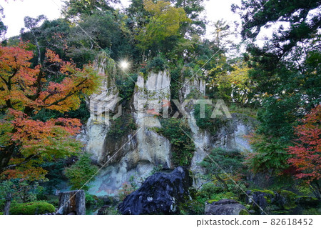 北陸熱門旅遊勝地 Natadera 寺的 Ryumien 的三塊石頭在秋天 北陸熱門旅遊勝地 Natadera 寺的 Ryumien 的三塊石頭在秋天 82618452