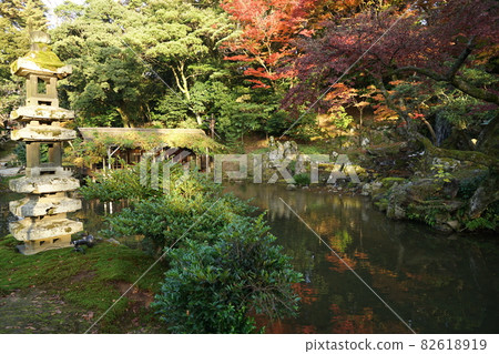 Hisagoike Pond and Sea Stone Tower in Kenrokuen in Autumn Hisagoike Pond and Sea Stone Tower in Kenrokuen in Autumn 82618919