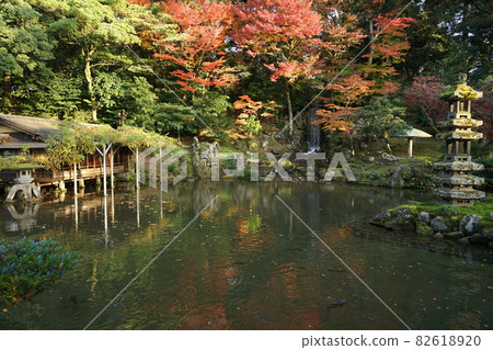 Hisagoike Pond, Kaiseki Pagoda, Mihoan and Midoridaki in Kenrokuen in autumn Hisagoike Pond, Kaiseki Pagoda, Mihoan and Midoridaki in Kenrokuen in autumn 82618920