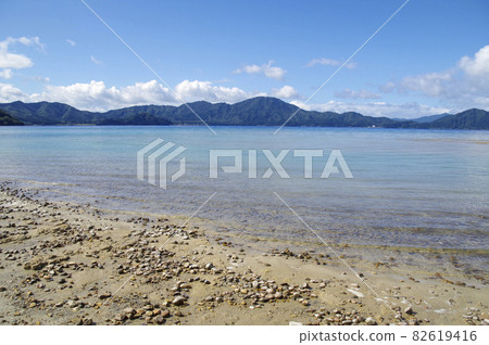 Lake Tazawa beach with continuous sandy beach 82619416