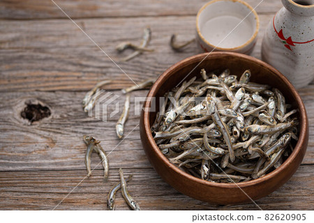 Niboshi can be used for soup stock and is delicious even if eaten as it is 82620905