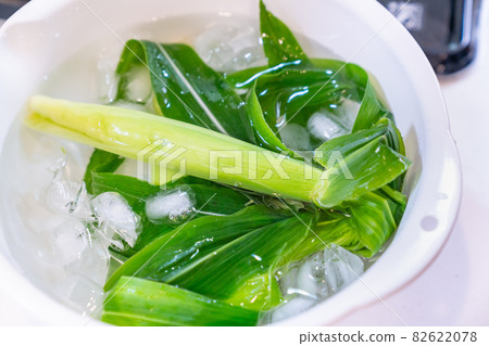 Photo of chilling boiled young corn Photo of chilling boiled young corn 82622078