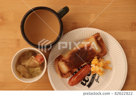 Camp breakfast Hot sandwiches, wieners, coffee and soup / bird's-eye view 82622822