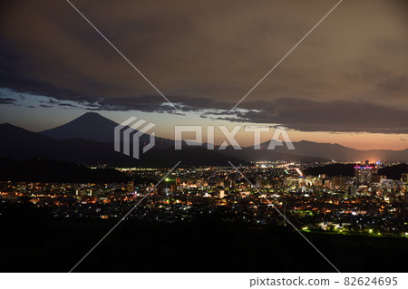 俯瞰靜岡市和富士山<德嚴寺> 82624695