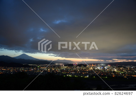 俯瞰靜岡市和富士山<德嚴寺> 俯瞰靜岡市和富士山<德嚴寺> 82624697