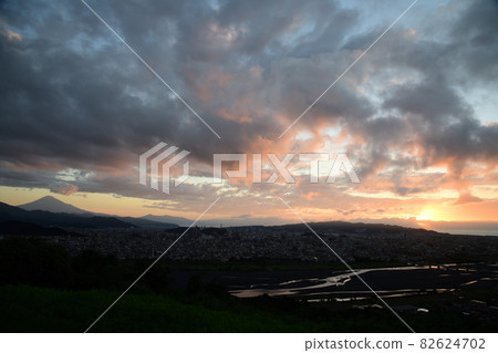 Overlooking Shizuoka City and Mt. Fuji <Tokuganji Temple> 82624702
