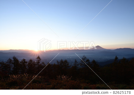 在寒冷的天空中等待富士的黎明。 <雨山> 82625178