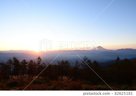 Wait for the dawn of Fuji in the cold sky. <Amariyama> Wait for the dawn of Fuji in the cold sky. <Amariyama> 82625181