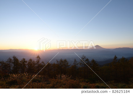 Wait for the dawn of Fuji in the cold sky. <Amariyama> Wait for the dawn of Fuji in the cold sky. <Amariyama> 82625184