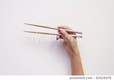 How to hold the right chopsticks How to hold the right chopsticks 82626076