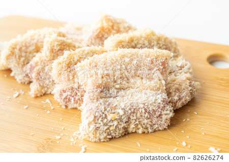 Preparation of pork cutlet 82626274