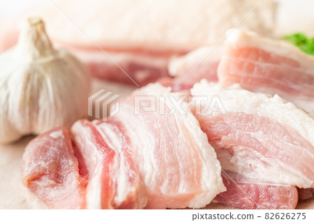 Pork fillet and garlic Pork fillet and garlic 82626275