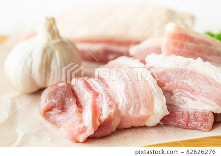 Pork fillet and garlic 82626276