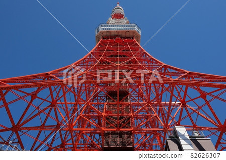 颱風和東京塔上空的藍天 颱風和東京塔上空的藍天 82626307