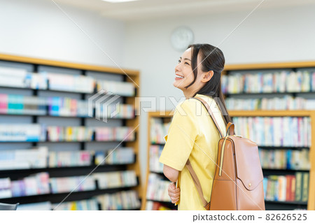 College student girl in the library Photographing cooperation: Japanese language school attached to Chuo Institute of Technology College student girl in the library Photographing cooperation: Japanese language school attached to Chuo Institute of Technology 82626525