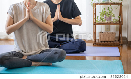 在家做瑜伽的男女|冥想姿勢/合掌 82628024