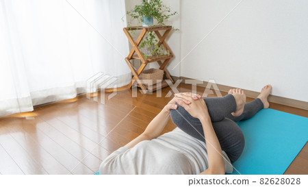 Women Stretching at Home | Lower Body / Gluteus Maximus Stretching 82628028