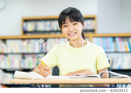 在圖書館學習的小學生 攝影合作：中央工業大學附屬日語學校 82628415