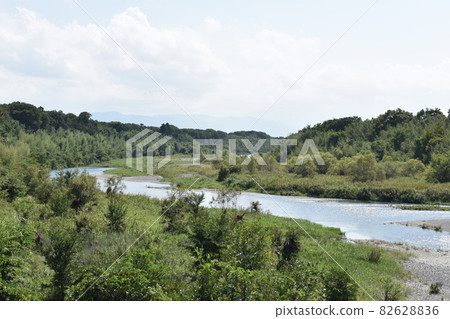 Aichi River where the water surface of early autumn shines 82628836