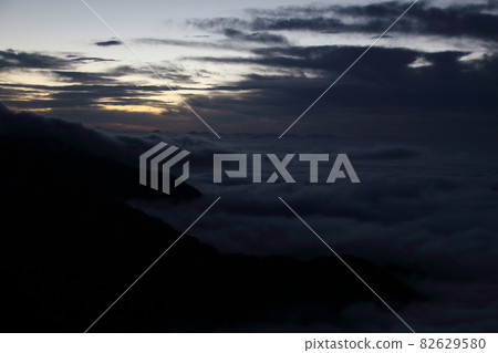 Scenery, mountain climbing, Tateyama traverse, sunset and the sea of clouds rushing to the mountains 82629580