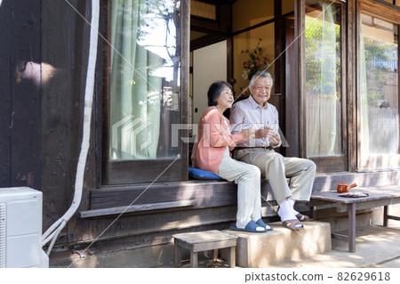 Senior couple living in the country Senior couple living in the country 82629618