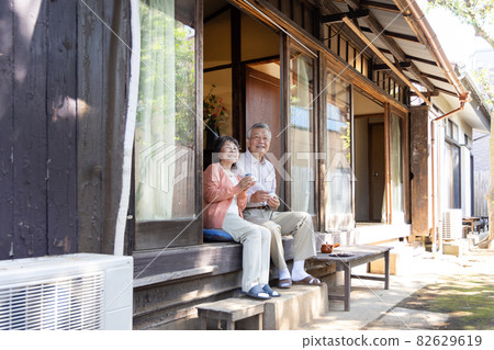 Senior couple living in the country 82629619
